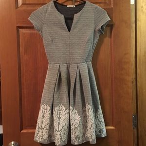 Soprano grey and white dress